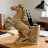 ”一马当先“笔筒