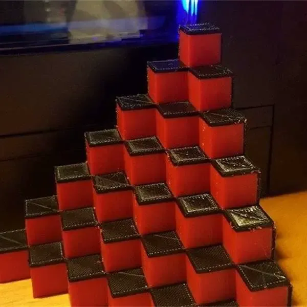 Q伯特金字塔形状的巧克力模型