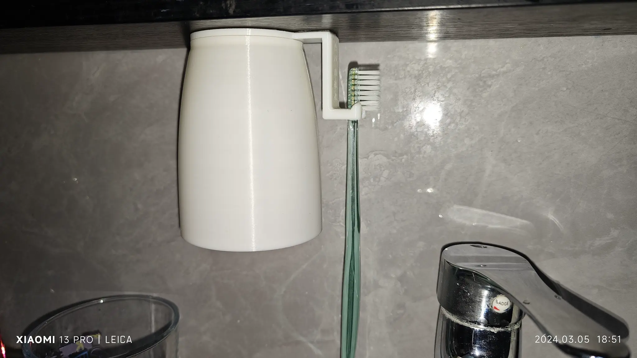悬挂式牙刷杯