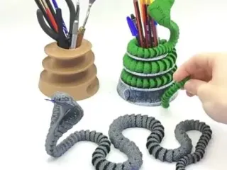 可动蛇笔筒