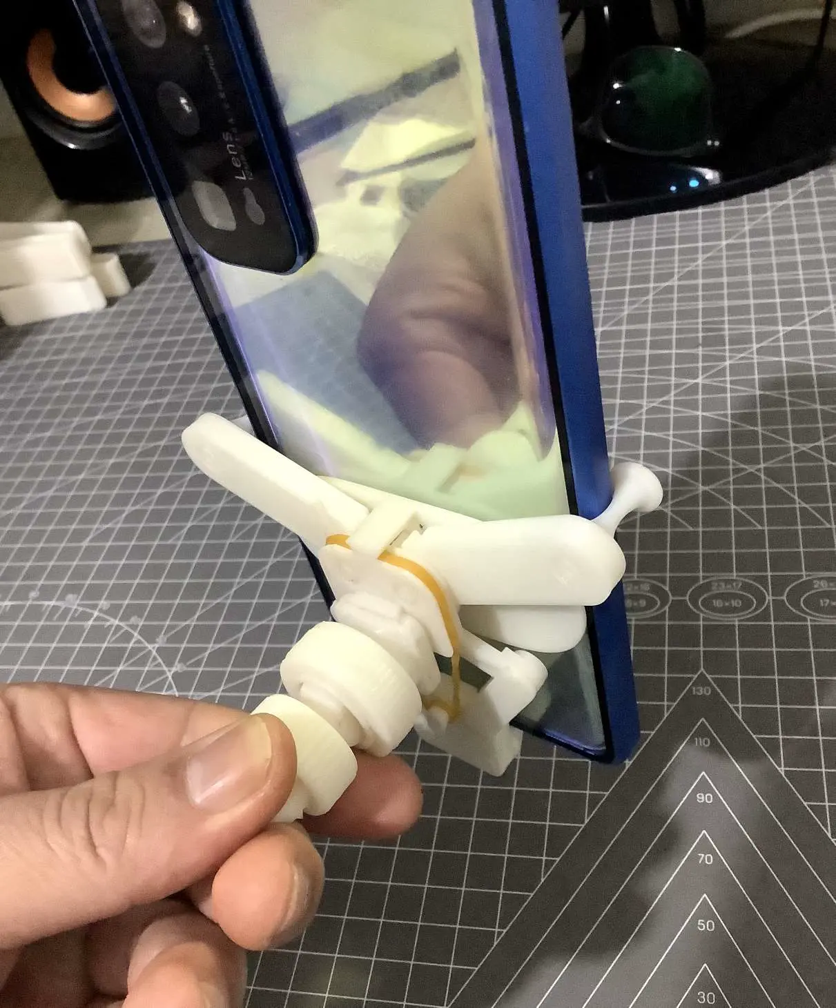 车载出风口手机夹自动加紧