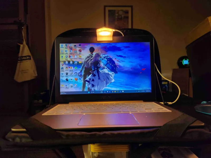 LAPTOP LIGHT CLIP