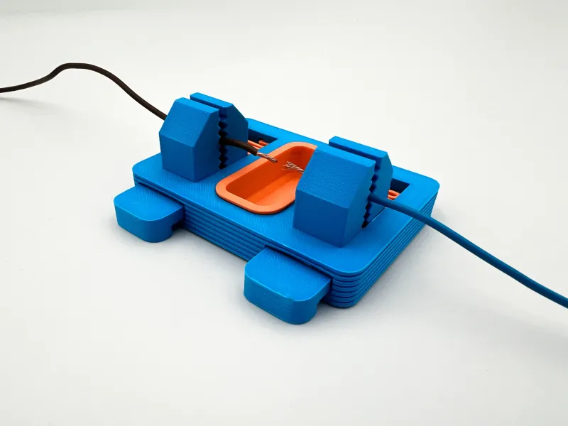 Wire Holder by Polymeria