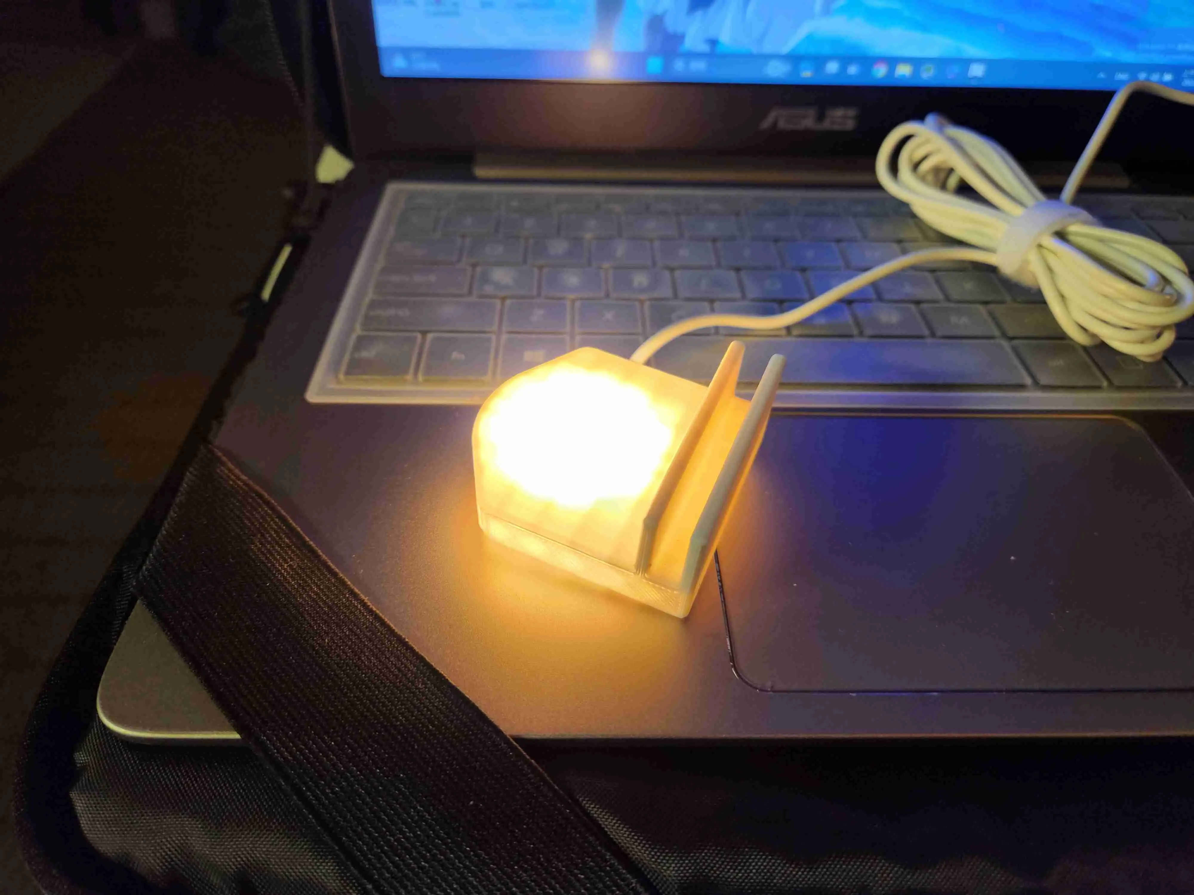 LAPTOP LIGHT CLIP