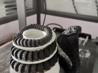 可动蛇笔筒