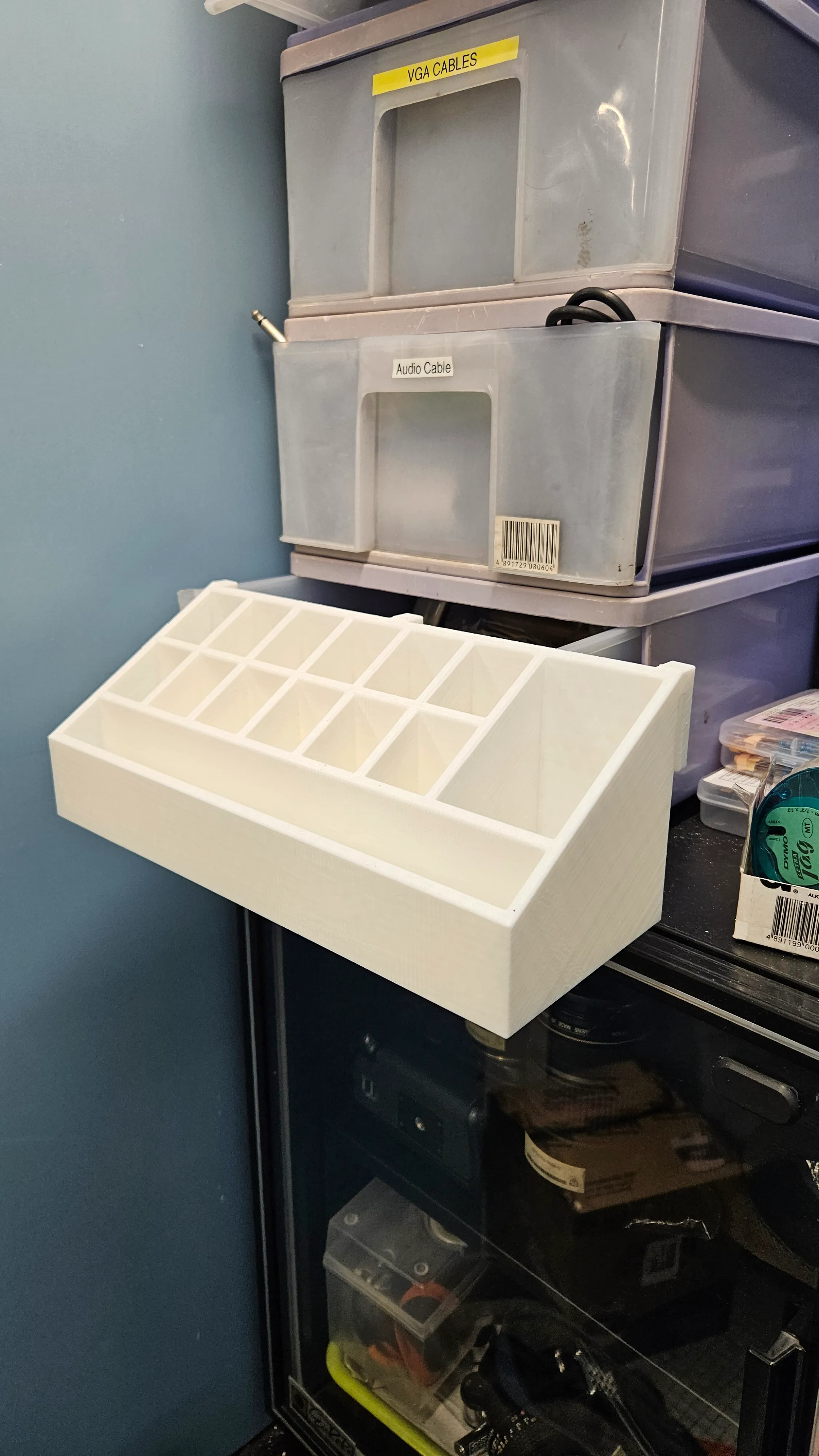 掛牆文筒 Writing and measuring tool holder