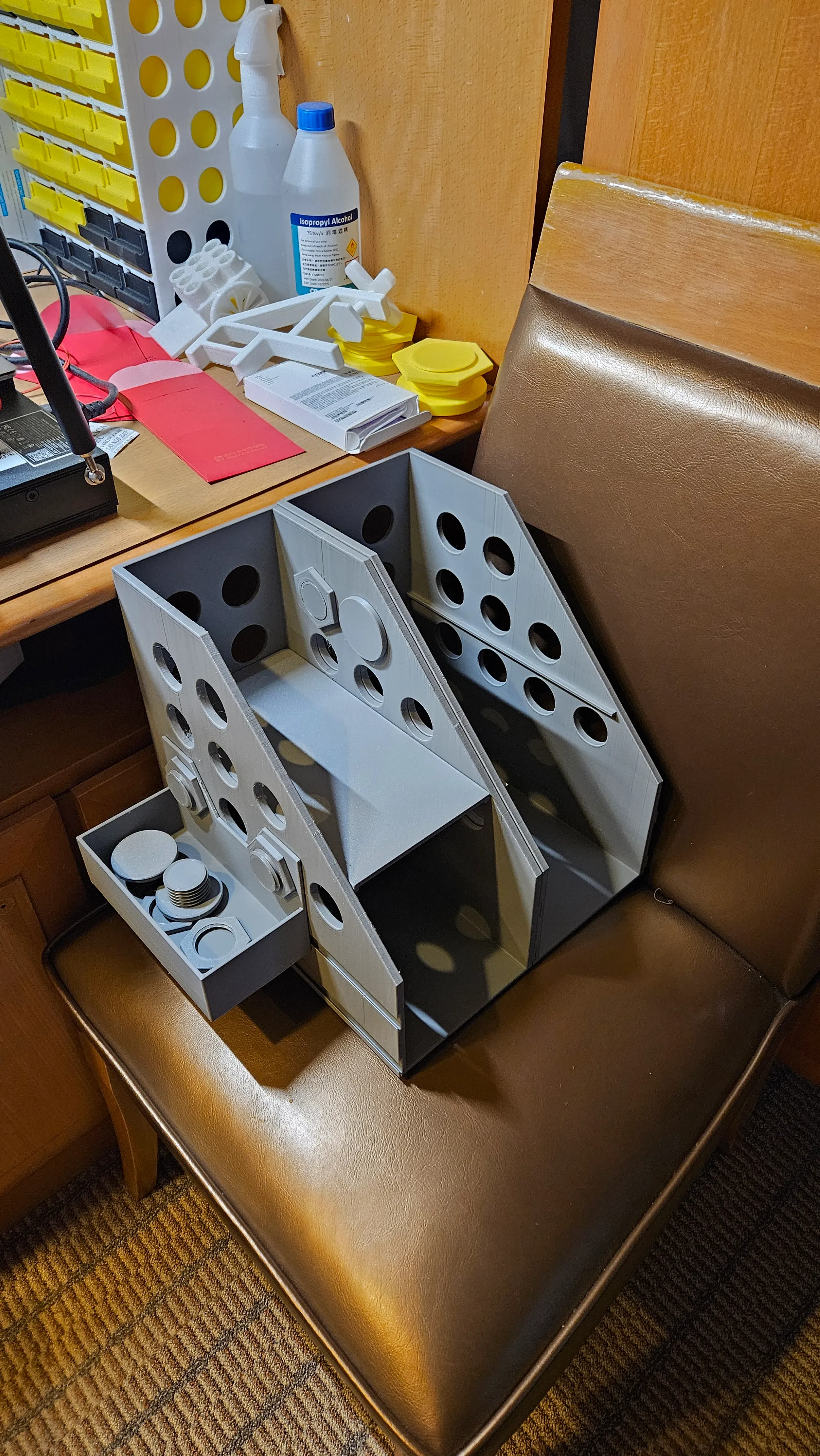 有橫向連接槽、可以上下分割空間的文件架 Folder tray with jointing slot and middl