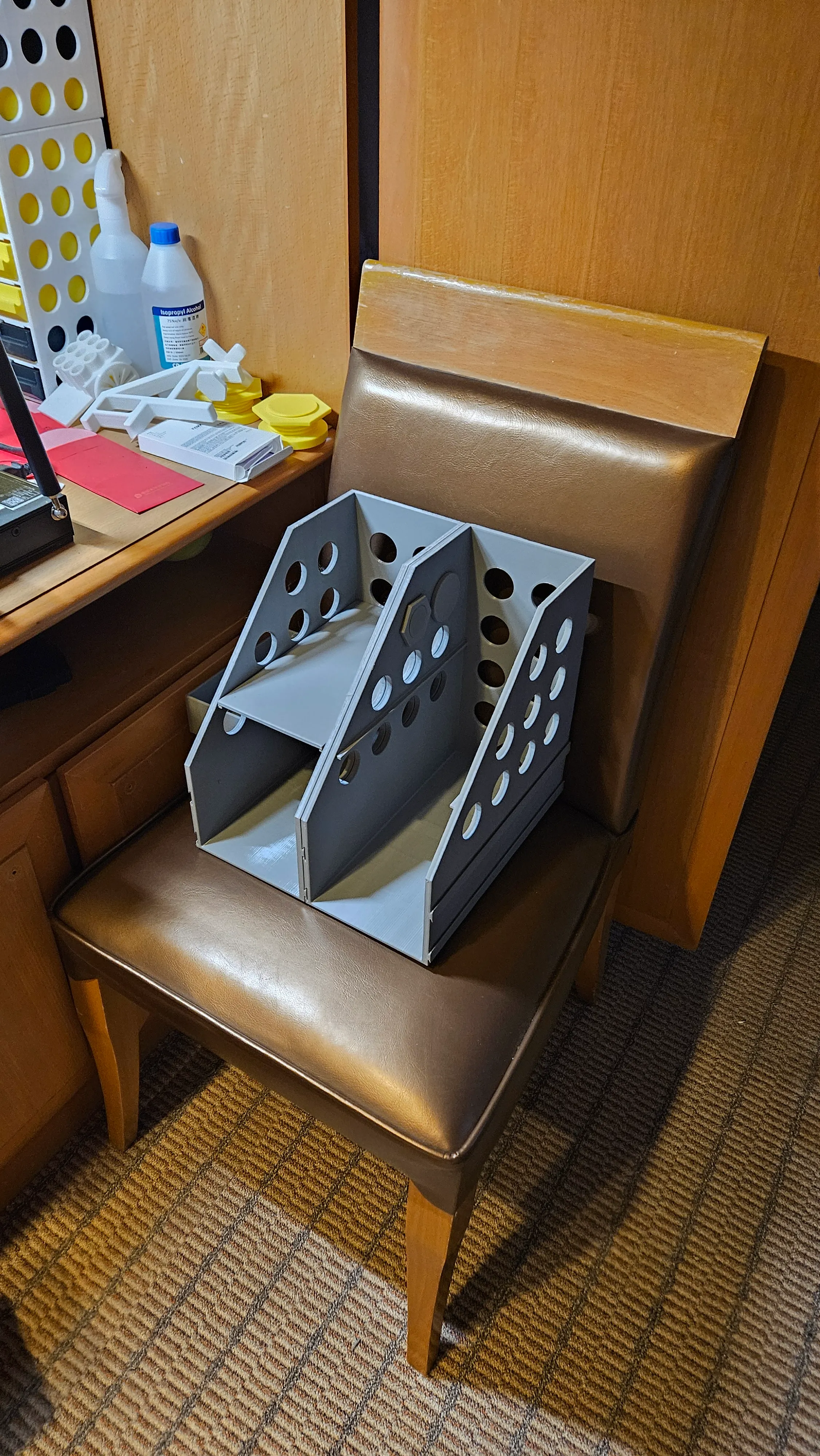 有橫向連接槽、可以上下分割空間的文件架 Folder tray with jointing slot and middl