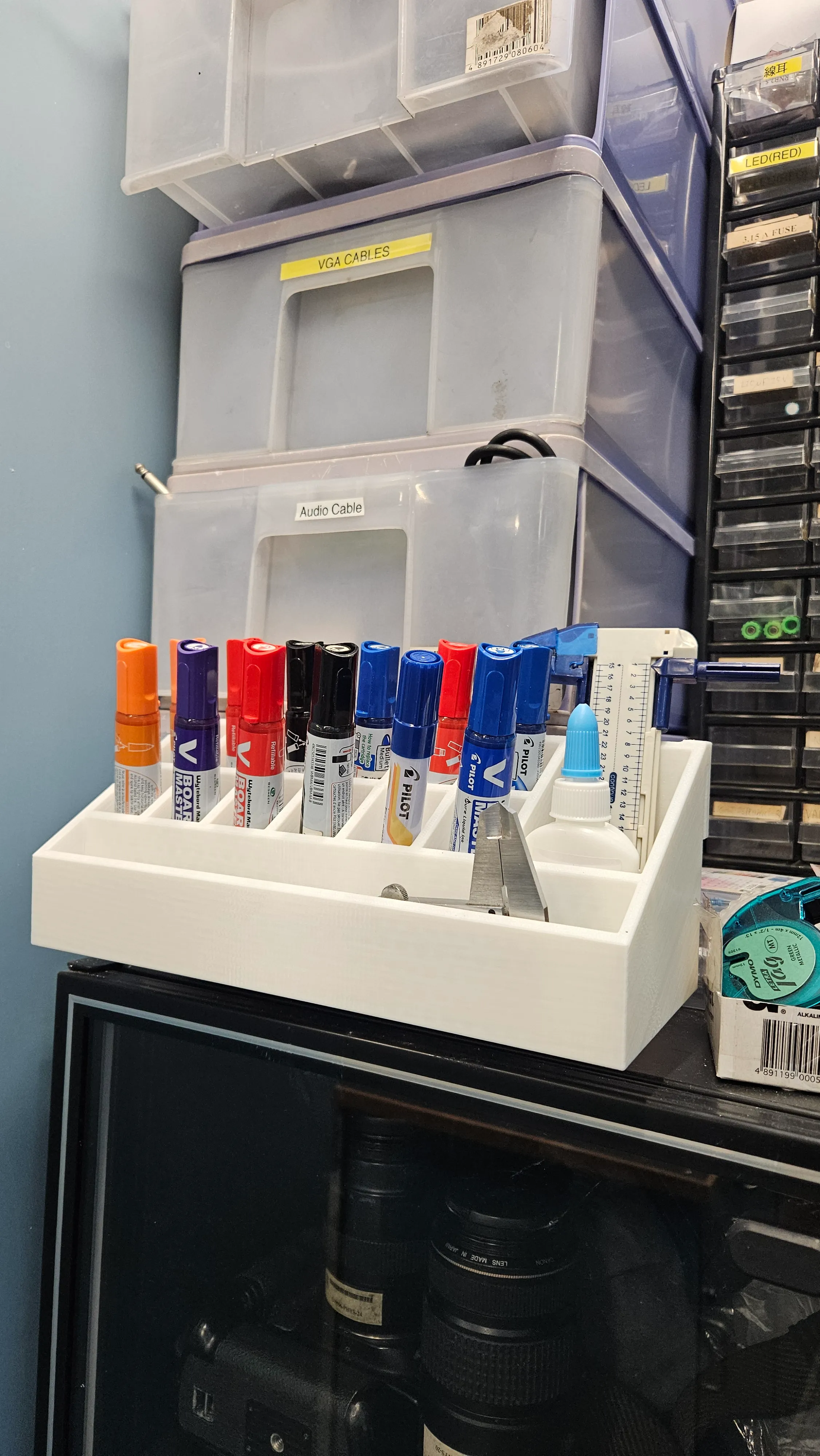 掛牆文筒 Writing and measuring tool holder