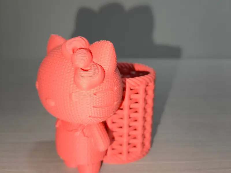 背竹筐的针织KIT猫笔筒