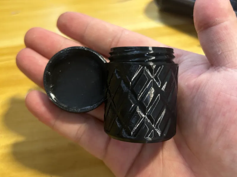 滚花纹理小瓶子
