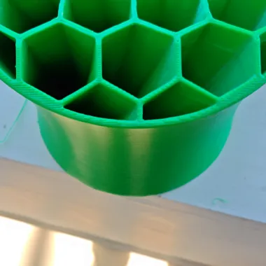 蜂窝形旋转笔筒-1