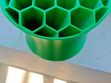 蜂窝形旋转笔筒-1