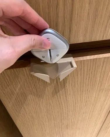 卡在鞋柜上的定制钥匙收纳